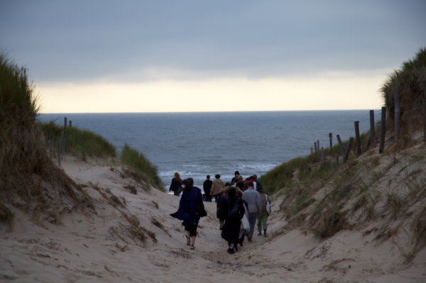 Sunset walk through Bergen aan Zee’s dune landscape to the North Sea follows the screening, 2017. Photo: Coco Duivenvoorde.