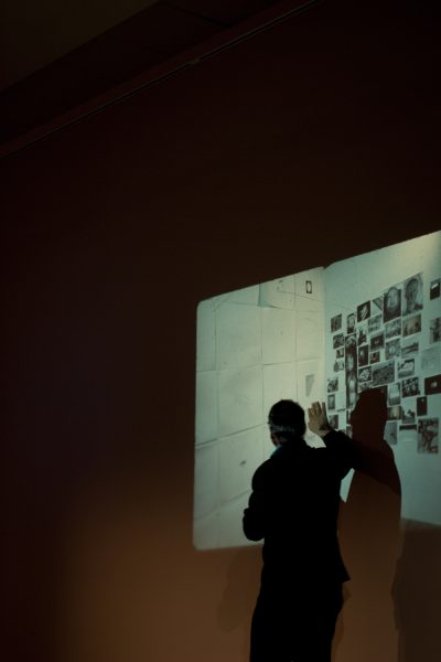 Matt Mullican on his hypnosis performances (2011), lecture. Photo: Marleen Özgür.