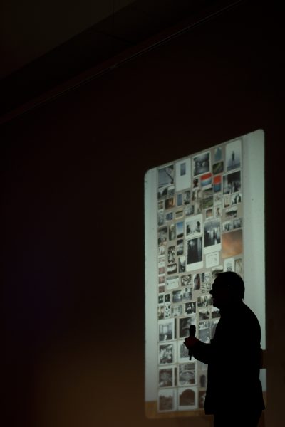 Matt Mullican on his hypnosis performances (2011), lecture. Photo: Marleen Özgür.