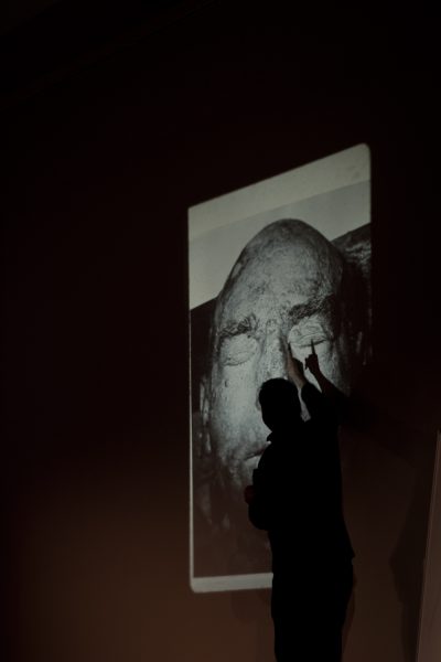 Matt Mullican on his hypnosis performances (2011), lecture. Photo: Marleen Özgür.