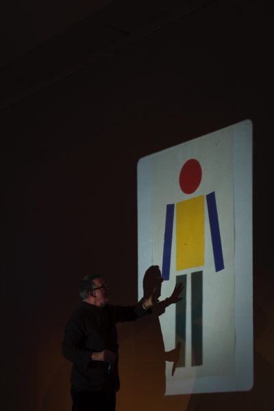 Matt Mullican on his hypnosis performances (2011), lecture. Photo: Marleen Özgür.