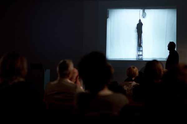 Matt Mullican on his hypnosis performances (2011), lecture. Photo: Marleen Özgür.