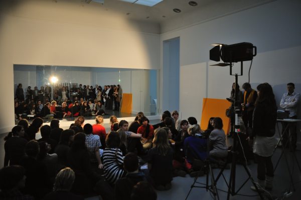 Keren Cytter, ‘Performer/Audience/Mirror’ (2010), performance. Photo: Nicholas Burrough.
