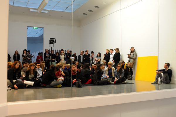 Keren Cytter, ‘Performer/Audience/Mirror’ (2010), performance. Photo: Nicholas Burrough.