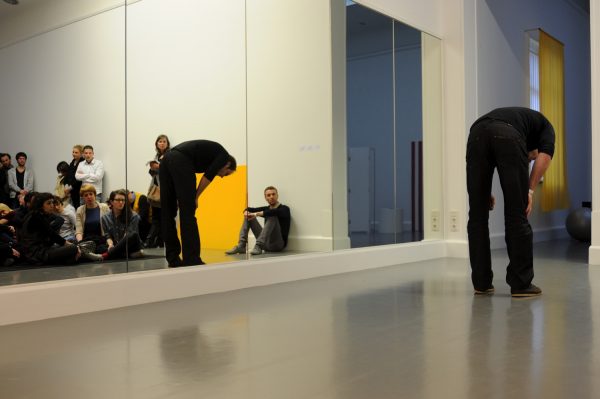Keren Cytter, ‘Performer/Audience/Mirror’ (2010), performance. Photo: Nicholas Burrough.